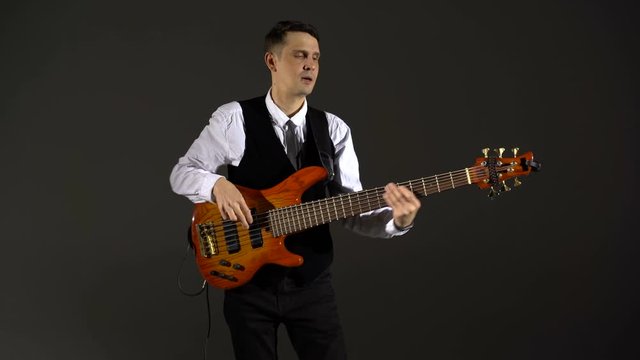 The guy plays no guitar. General shot