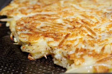 もやしのお好み焼きの調理シーン