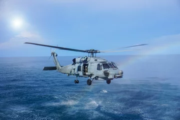 Deurstickers Militaire marinehelikopter die boven de oceaan vliegt. Kopieer ruimte en achtergrond. © santi