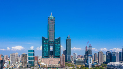 Obraz premium Widok z lotu ptaka Kaohsiung miasta z niebieskim tle nieba i portu Kaohsiung, Tajwan.