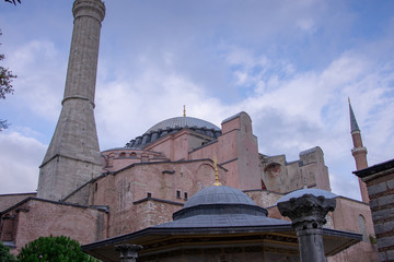 Fototapeta na wymiar View of the Blue Mosque Sultanahmet Camii in Istanbul, Turkey