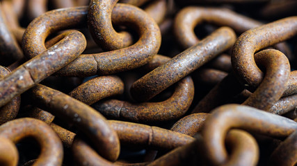 Fototapeta premium Close up beautiful old iron chain background texture.