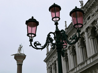 Fototapeta na wymiar la malinconica bellezza della città di venezia in una giornata piovosa