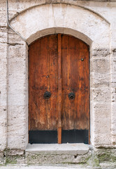 Fototapeta na wymiar old door knob and the door locked with chain