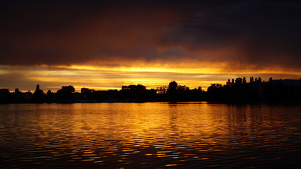 Berliner Sonnenuntergang mal vom Wasser aus