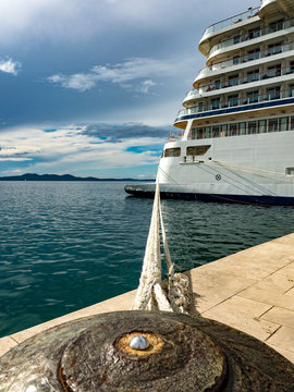 Kreuzfahrtschiff an Anleger in Zadar, Kroatien