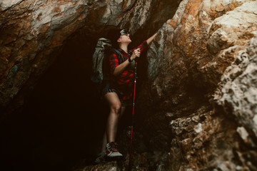 Obraz premium Athletic woman rock climbing at sunset