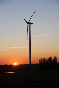 Windkraftanlage im Sonnenuntergang
