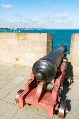 Fototapeta na wymiar old cannon on the city wall of Saint-Malo in Brittany