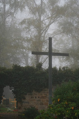 Friedhof im Nebel mit Gedenkstätte für die Kriegsopfer der beiden Weltkriege...
