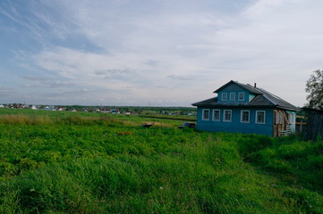 Fototapeta na wymiar big house in the Northern village of Arkhangelsk region