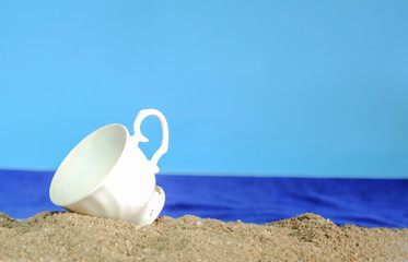 Fototapeta na wymiar Summer day with coffee cup on sea beach.
