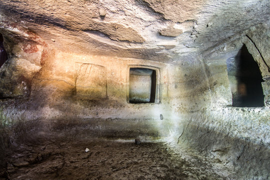 domus de janas ancient nuragic sepulcher in Sardinia