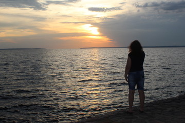 Fototapeta premium silhouette of woman at sunset