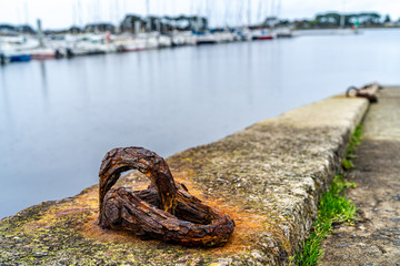 Fototapeta premium F, Bretagne, Finistère, im Hafen von Aber W'rach, rostiger Anleger