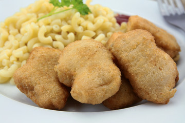plate of chicken nuggets and coquillettes pasta