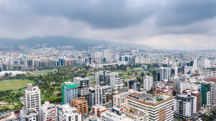Fototapeta premium Zdjęcia lotnicze z północy Quito Ekwador, pochmurny dzień