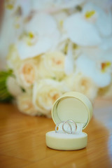 Obraz na płótnie Canvas wedding bouquet and rings