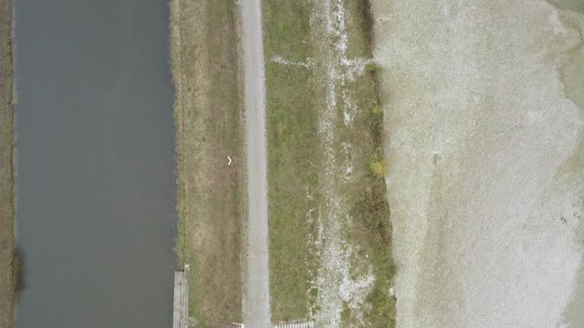 Drohnenaufnahme mit einem Aufschwenk von einem Fluss bis hin zu einem Wehr an der Isar