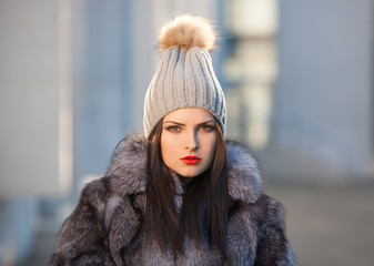  Woman in fur coat, black leather gloves, gray hat