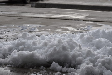 Nieve al costado del camino