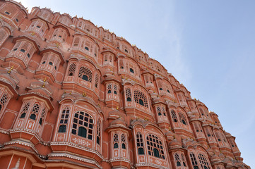 Obraz premium Hawa Mahal, the Palace of Winds, a palace complex of the Maharaja of Jaipur, built with pink sandstone in Jaipur, Rajasthan, India.