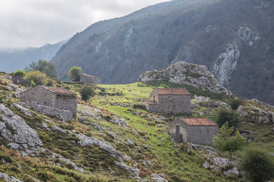 Sotres, Asturias / Spain &raquo;; Spring 2017: Abandoned rural houses of La camba mountain, winged from the orange of the bulnes