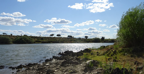 Fototapeta na wymiar weite Uferlandschaft am rio Duero mit blauem Himmel
