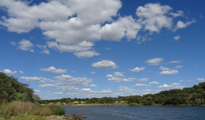 weite Uferlandschaft am rio Duero mit blauem Himmel