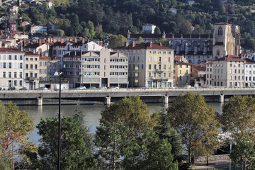 Obraz premium Vue de la ville de Vienne au bord du fleuve Rhône - Département Isère - France