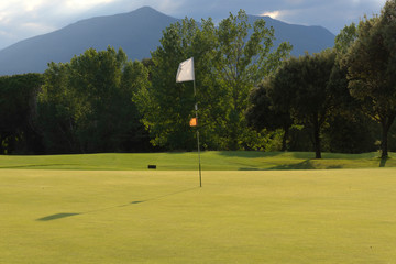Obraz premium campo de golf. bandera y hoyo de un campo de golf
