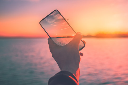 Zach&oacute;d słońca z telefonem