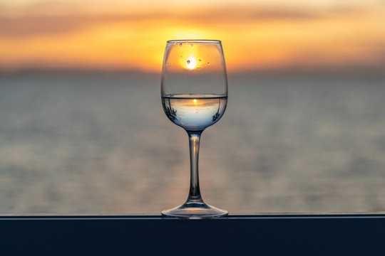 Una copa de vino al atardecer en la terraza