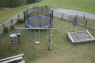 Kinderspielplatz mit Trampolin
