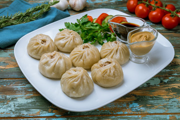 buuzi on plate on wooden table