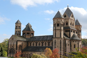 Blick auf die Klosterkirche der Benediktinerabtei Maria Laach in der Eifel