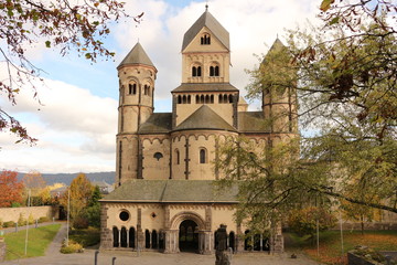 Blick auf die Klosterkirche der Benediktinerabtei Maria Laach in der Eifel