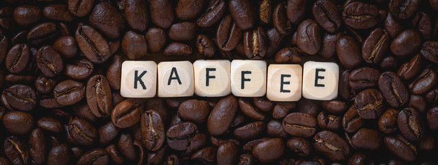 Kaffee Text Pasnorama mit vielen Kaffeebohnen