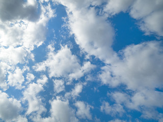 初夏の青空と雲