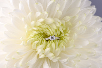 Кольцо с бриллиантом в цветке