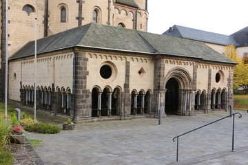 Blick auf die Klosterkirche der Benediktinerabtei Maria Laach in der Eifel
