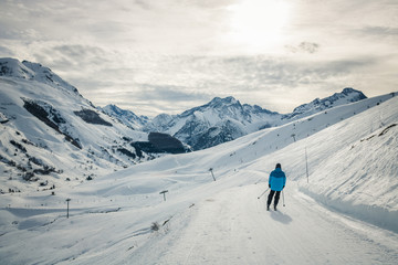 skieur sur une piste enneigée aux deux 
Alpes en France en hiver