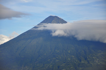 Fototapeta premium Widok na volcan de agua z aktywnego wulkanu Pacaya w pobliżu Antigua w Gwatemali, Ameryka Środkowa.