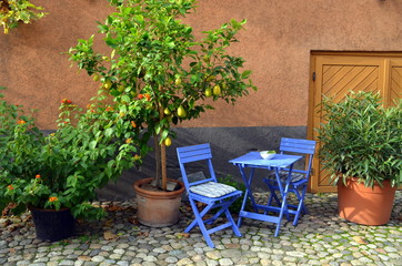 Mediterrane Sitzecke in einer Gasse