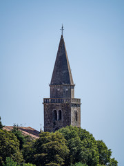 Obraz premium Campanario de una iglesia de Groznjan en la península de Istria, Croacia, verano de 2019
