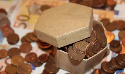 Centesimi di Euro su banconote - salvadanaio