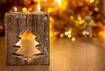 albero di natale porta candele in legno su fondo con effetto bokeh