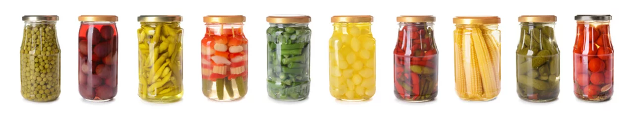 Crédence de cuisine en verre imprimé Légumes frais Bocaux avec différents légumes en conserve sur fond blanc