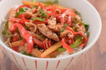 チンジャオロース丼