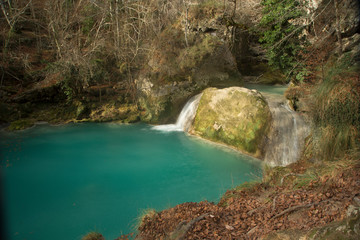 Naklejka premium Turquoise water pond in Urederra River, Navarra